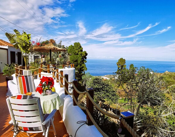 Outdoor dining - 'Finca De Los Frutales' with Sea View, Private Terrace and Wi-Fi (Icod de los Vinos)