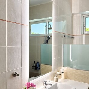 Dutxa, assecador de cabells, bidet i tovalloles 