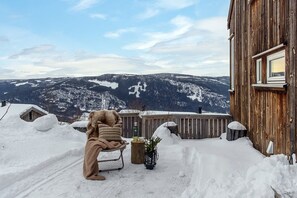 A wooden cabin with a view of snow-covered mountains. - Hafjell Retreat - Kaldsvekroken Ski Cabin (Øyer)