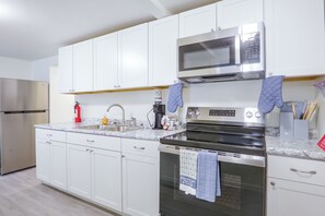 Cafetière/bouilloire, réfrigérateur, micro-ondes, plaque de cuisson