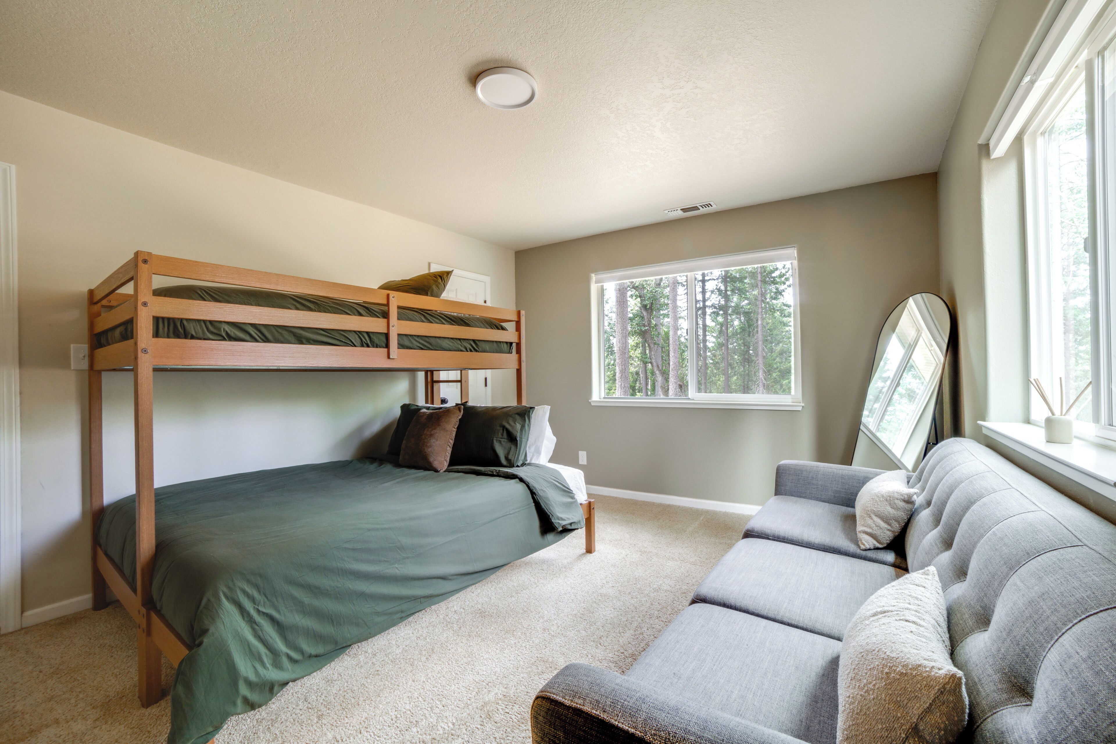3 bedrooms, desk, internet, bed sheets