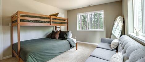 3 bedrooms, desk, internet, bed sheets