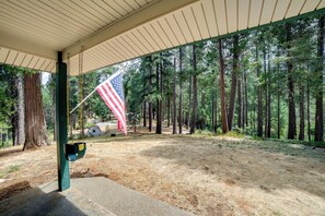 Een overdekt buitengebied met een schommel en een Amerikaanse vlag.
