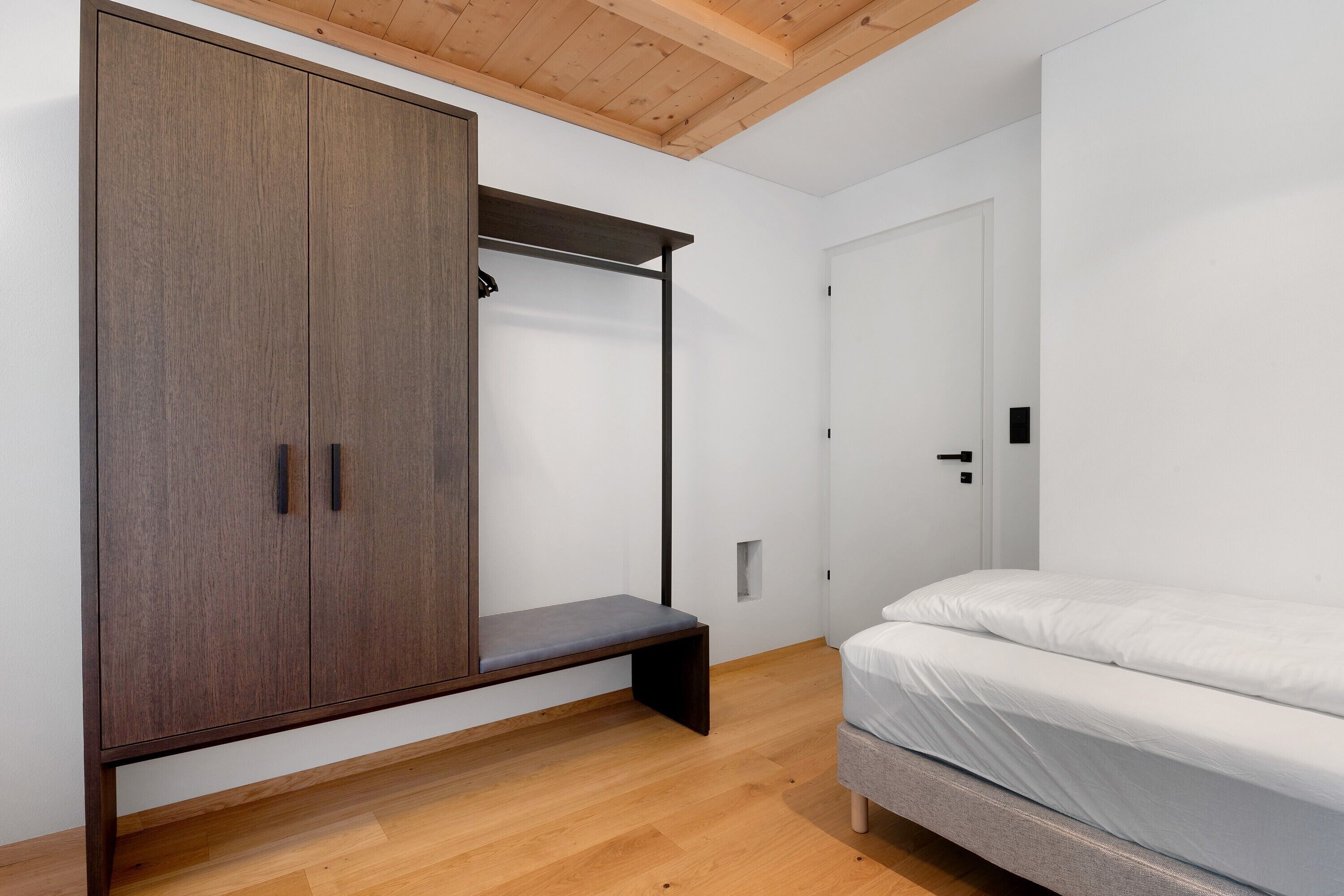 WiFi, bed sheets