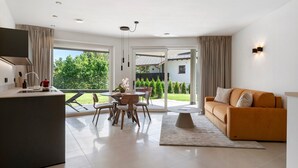 Un espacio de estar moderno con cocina, comedor y sofá.