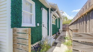 A residential building with a green exterior, white windows, and a wooden fence. - Walk to Dtwn! Home 2 Mi to Lake Worth Beach Park (Lake Worth Beach)