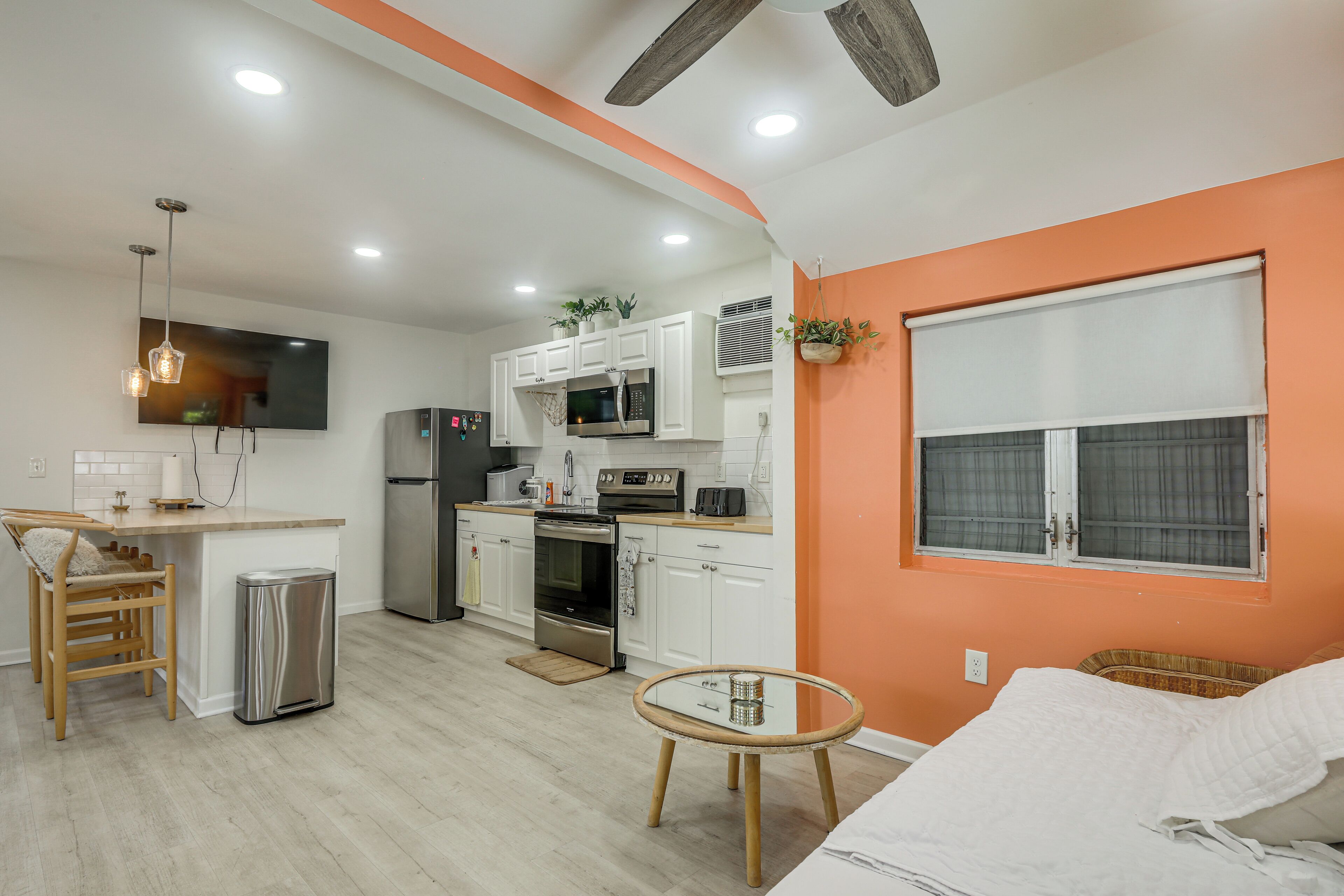 Coffee/tea maker, fridge, microwave, stovetop
