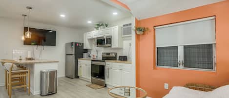 Coffee/tea maker, fridge, microwave, stovetop