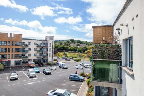 Modern 2-Bed Near Luas & Dublin Mountains