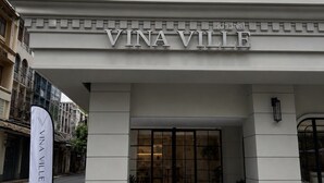 La entrada a Vina Ville, con una fachada imponente, grandes columnas y un acceso destacado.