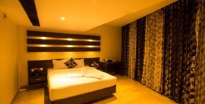 Quarto casal luxo | Escrivaninha, espaço de trabalho para notebook, Wi-Fi de cortesia