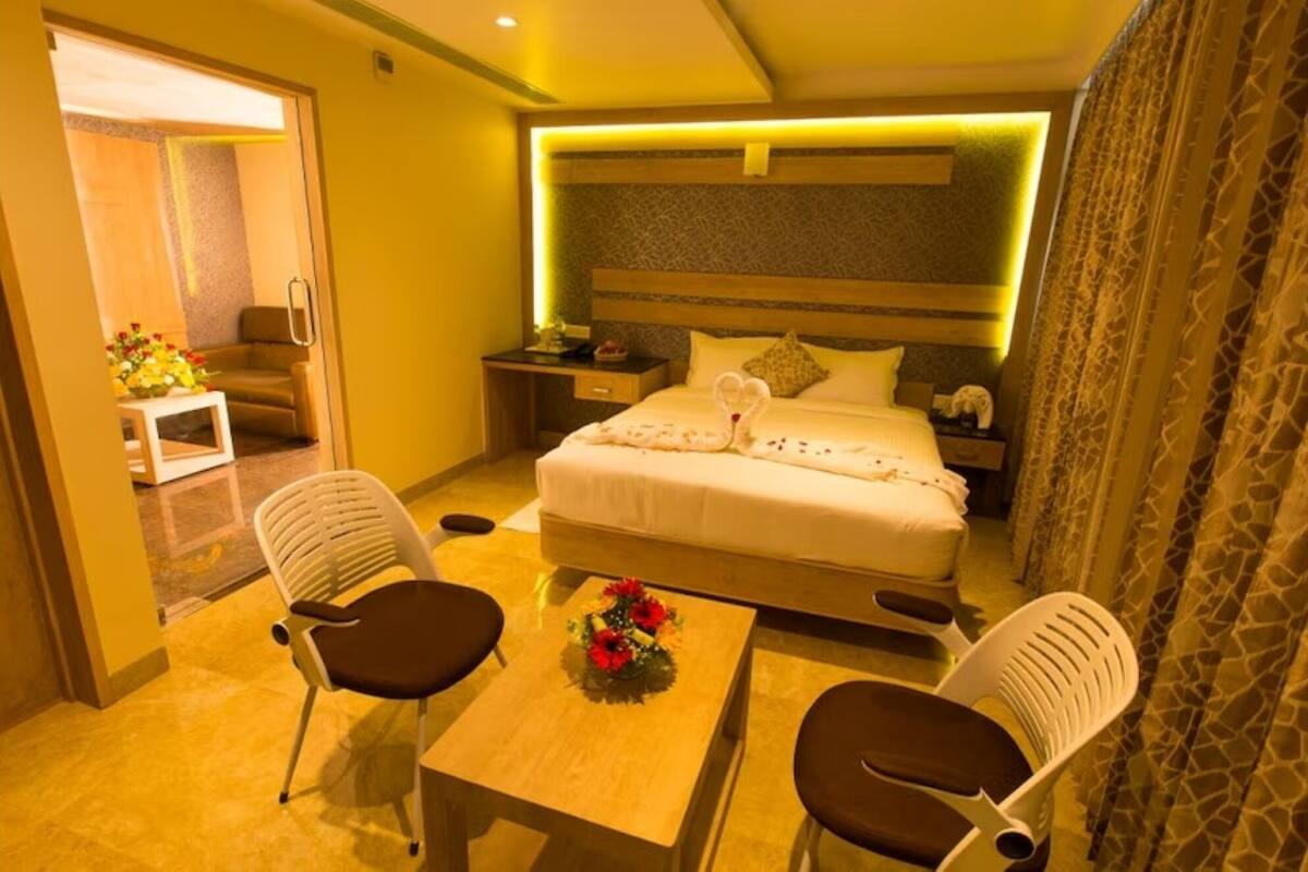 Quarto casal luxo | Escrivaninha, espaço de trabalho para notebook, Wi-Fi de cortesia