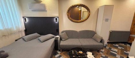 Habitación doble Deluxe | Espacio para trabajar con laptop y cortinas blackout