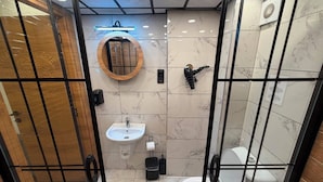 Quarto casal luxo | Banheiro | Secador de cabelo, toalhas de banho, sabonete, shampoo