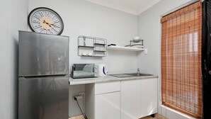 Private kitchen - Nest24 Evans Park Private & Cosy Guest Suite 1 (Johannesburg)