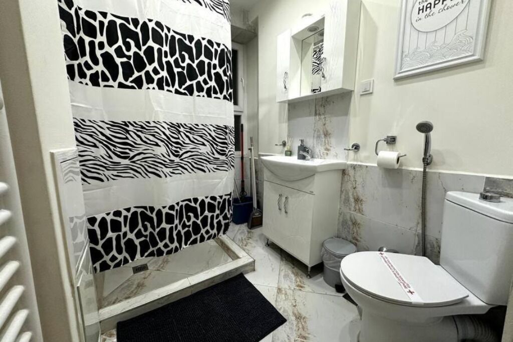 Ducha, secador de pelo, toallas, jabón