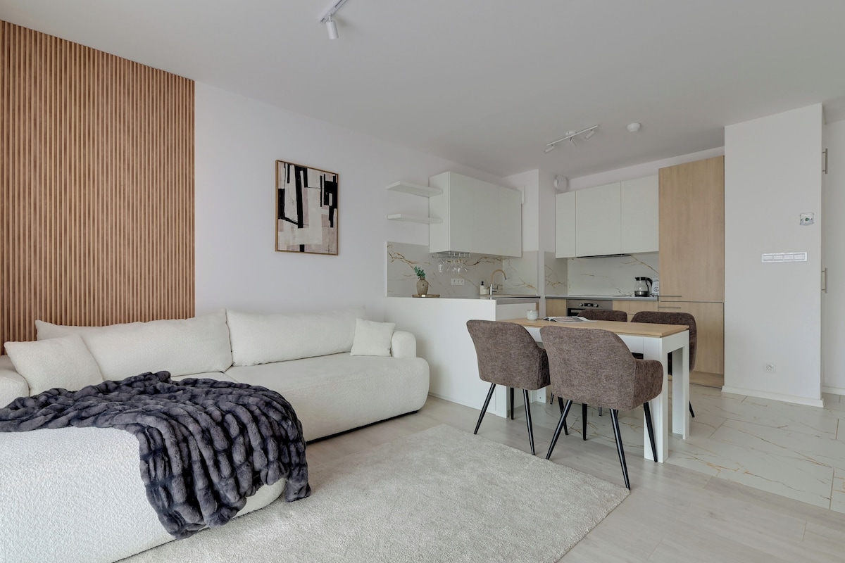 Comfort Studio Suite, Courtyard View | Peralatan tempat tidur premium, ruang kerja komputer riba 