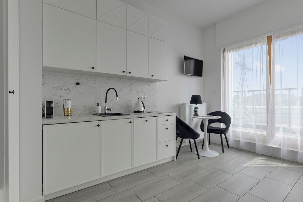 Comfort Studio Suite | Dapur kecil peribadi | Pembancuh kopi/teh, peti sejuk/penyejuk beku saiz penuh, ketuhar, dapur 