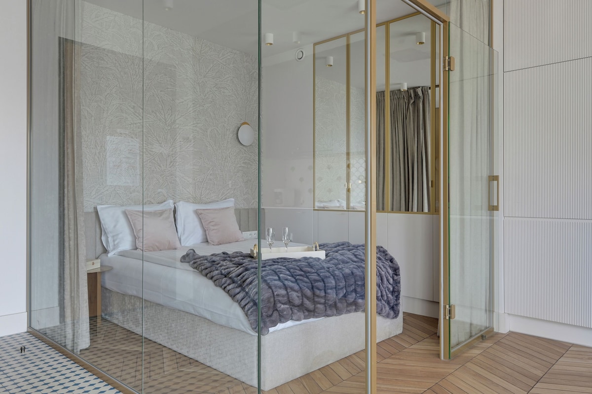 Comfort Apartment, Balcony, Courtyard View | Peralatan tempat tidur premium, ruang kerja komputer riba 