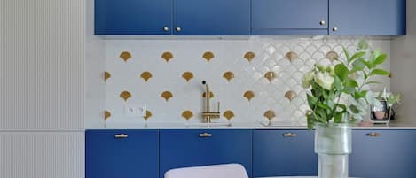 คอมฟอร์ทอพาร์ทเมนท์, ระเบียง, วิวสวนหย่อม | ร้านอาหาร