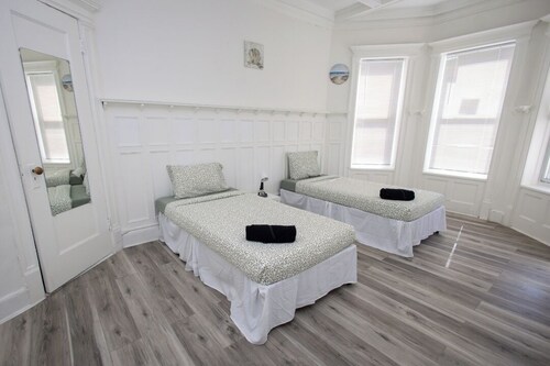 Lovely 4-bedroom house with AC in the best Brooklyn neighborhood, near subway