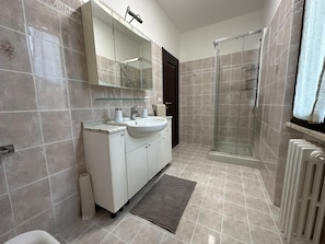 Dusche, Haartrockner, Toilettenpapier