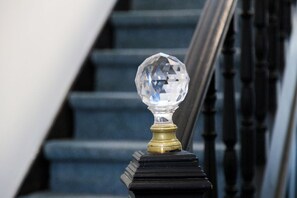 Una scala con una sfera di cristallo trasparente sulla ringhiera.