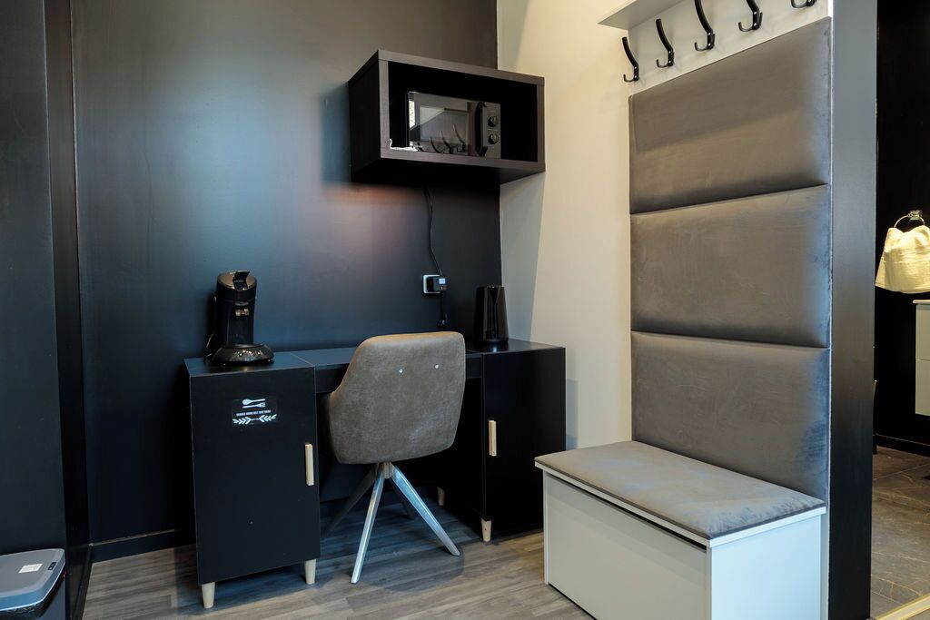 Un espace de bureau moderne comprenant un bureau, une chaise et un banc.