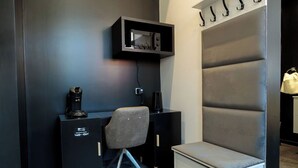 Ein moderner Arbeitsbereich mit Schreibtisch, Stuhl und einer Sitzbank.