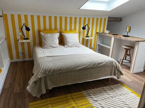 A bedroom with a bed, bedside lamps, a desk, and a chair. - Holiday Home 'Maison Bord’Eau -  Bord De Dordogne' with Shared Garden, Wi-Fi and Air Conditioning (Saint-André-de-Cubzac)
