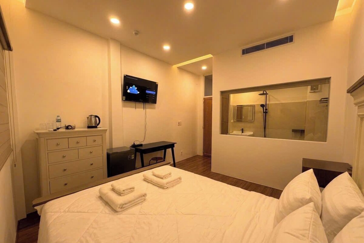 ห้องดีลักซ์ดับเบิล | โต๊ะทำงาน, เตารีด/โต๊ะรีดผ้า