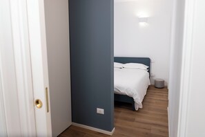 1 間睡房、房內夾萬、熨斗/熨衫板、可攜式嬰兒床
