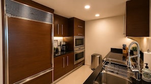 Wasserkocher mit Kaffee-/Teezubehör, Kühlschrank, Mikrowelle, Ofen