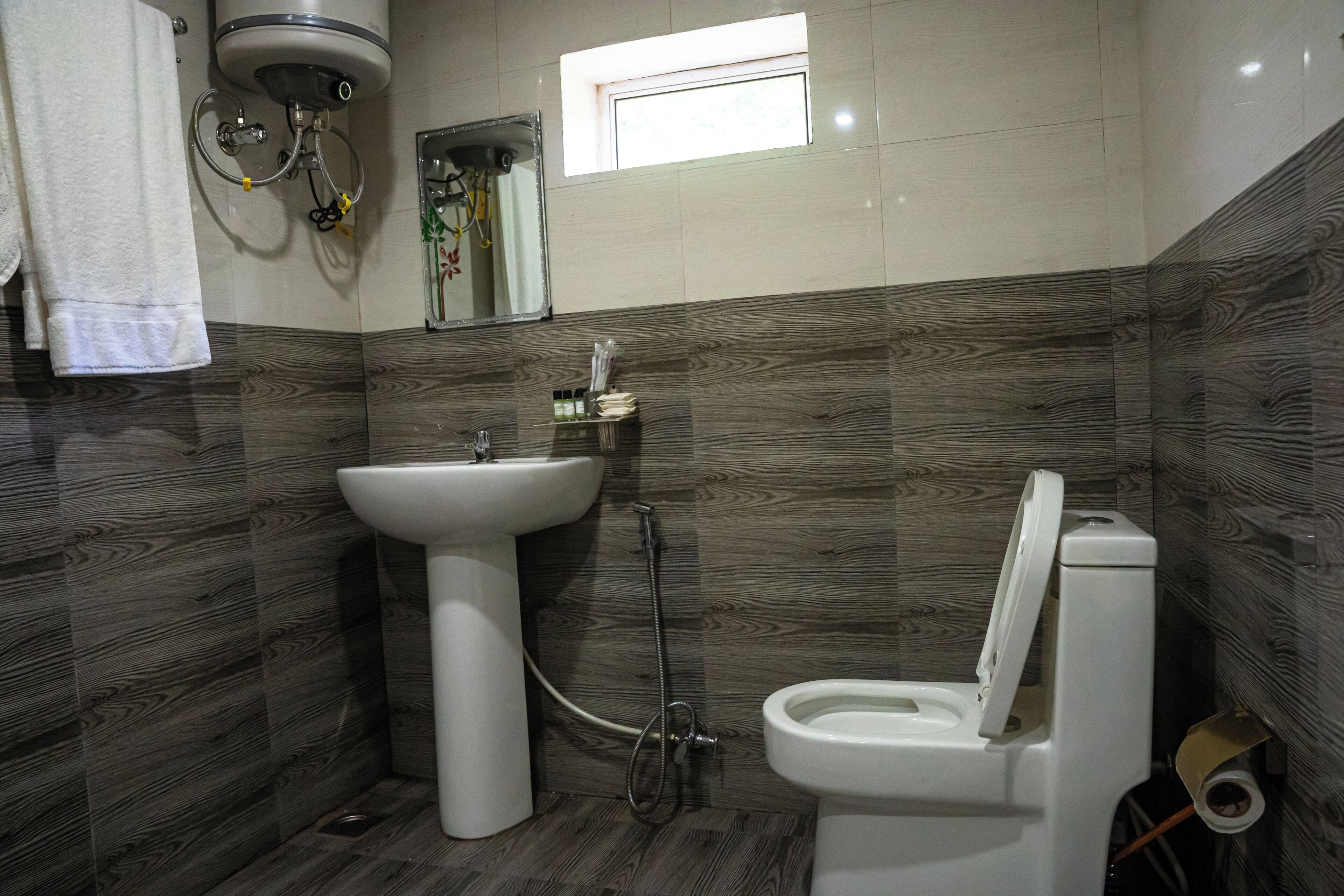 Un baño con lavabo, inodoro y ducha.