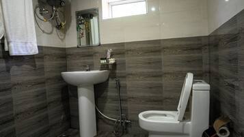 Un baño con lavabo, inodoro y ducha.