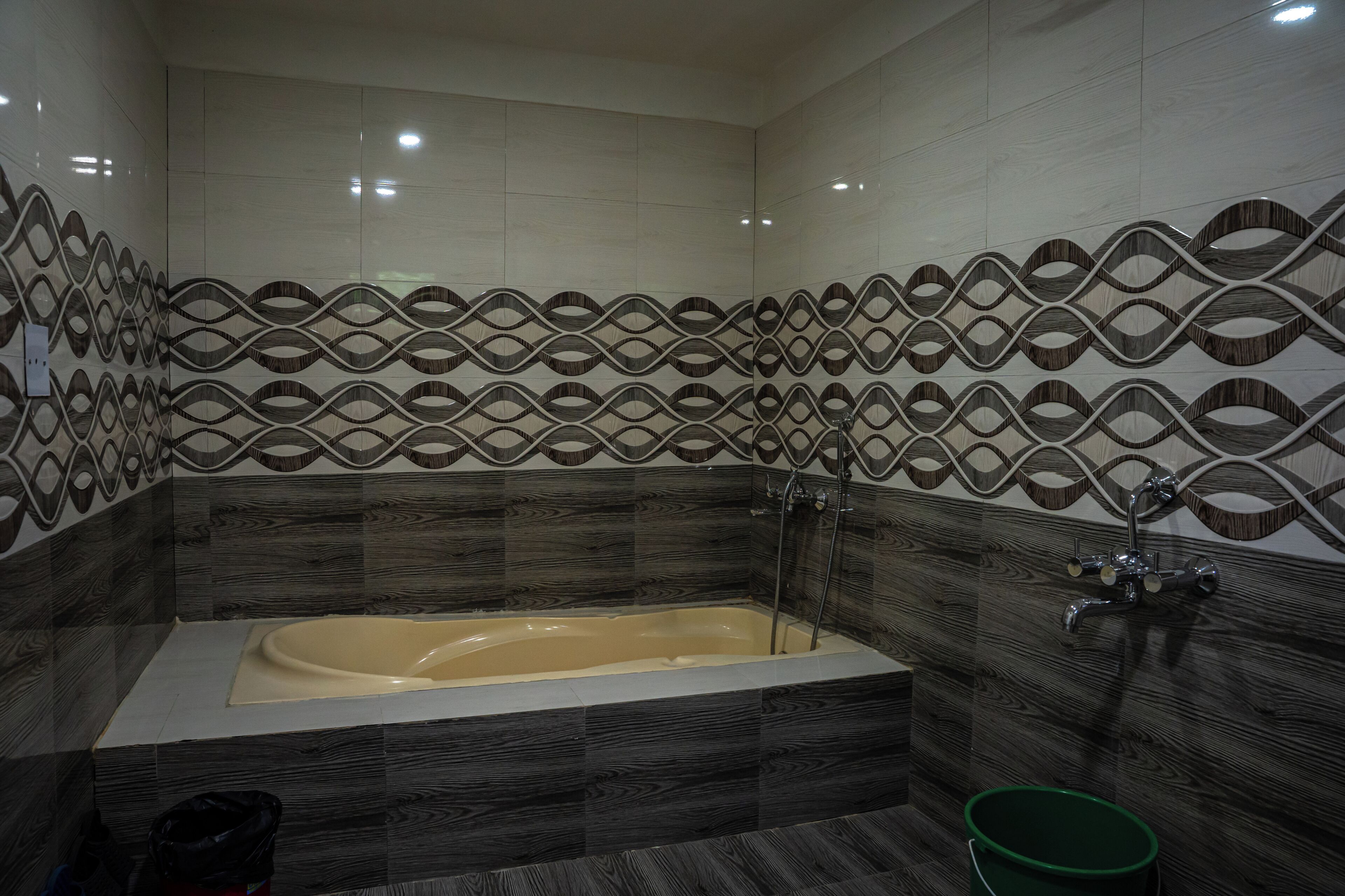 Suite familiar, vistas al jardín | Baño | Ducha, toallas, jabón y champú