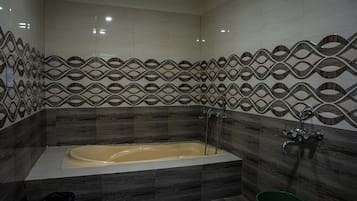 Suite familiar, vistas al jardín | Baño | Ducha, toallas, jabón y champú