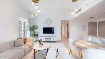Una sala moderna con sofá, mesa de centro y comedor.