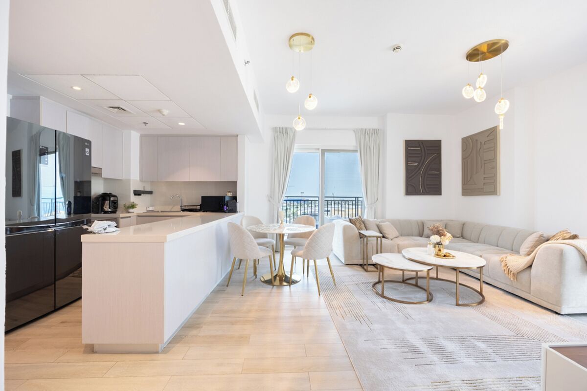 Un espace de vie moderne comprenant une cuisine, un coin repas et un espace détente.