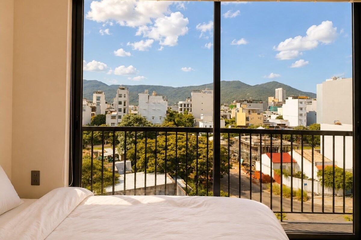 Apartamento panorámico, 2 habitaciones, vistas a la montaña (Son Tra View & Ocean Facing) | Cortinas opacas, sistema de insonorización, wifi gratis