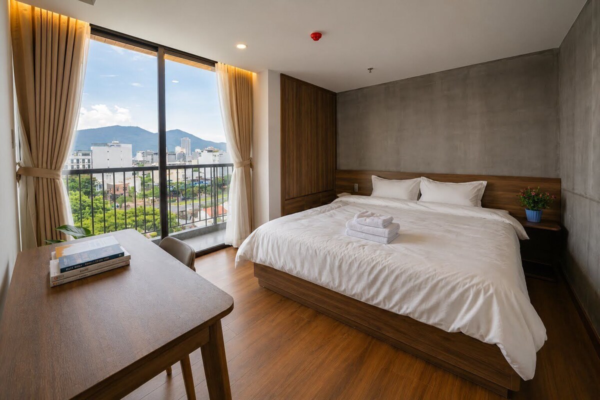 Apartamento Premium, 1 habitación, vistas a la montaña (Son Tra View with Balcony & Bathtub) | Cortinas opacas, sistema de insonorización, wifi gratis