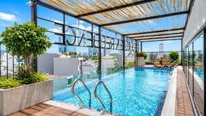 Piscine couverte, accès possible de 06 h 30 à 21 h 30, chaises longues 