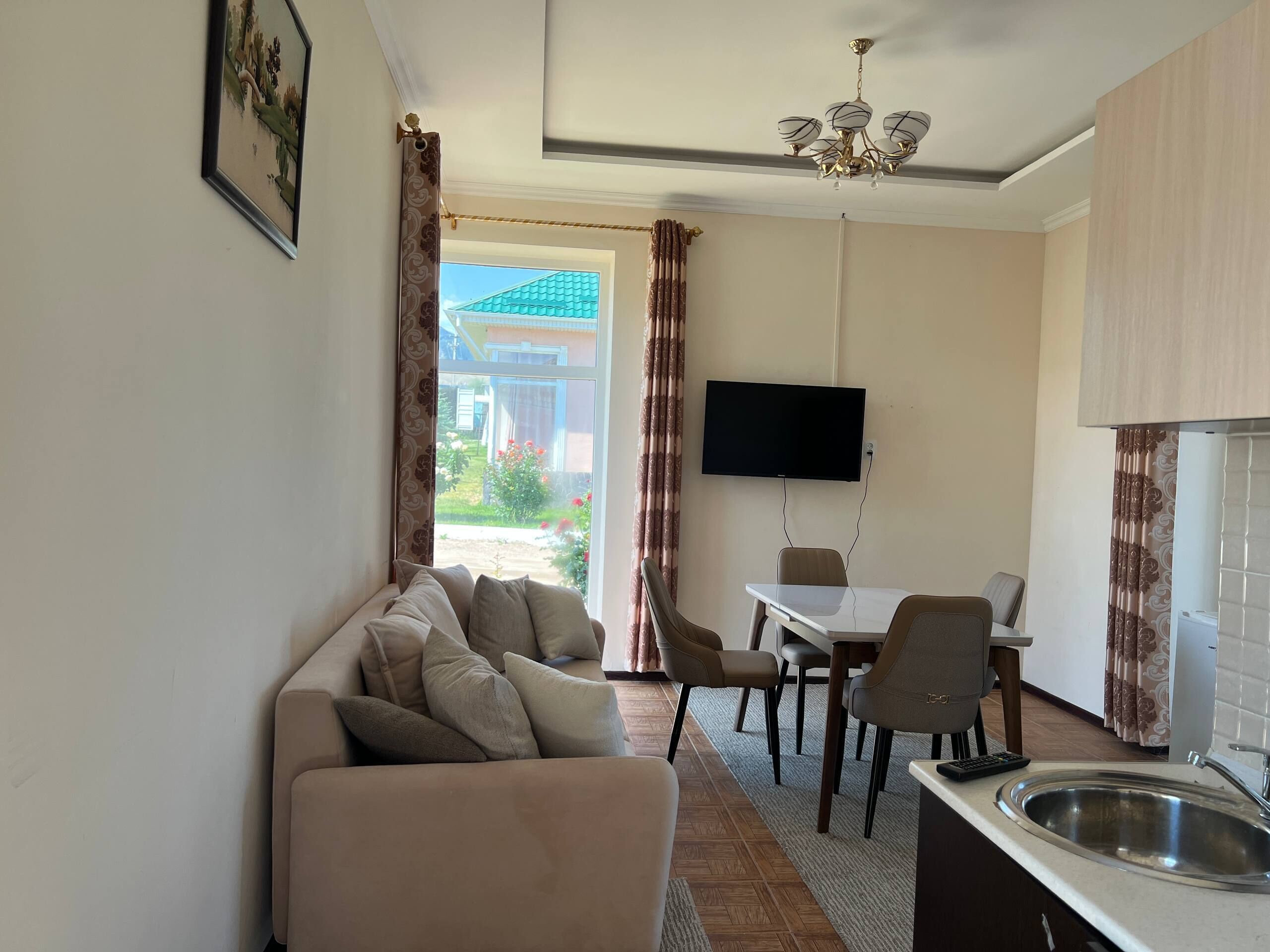 Uma sala de estar com sofá e área de jantar com mesa e cadeiras.