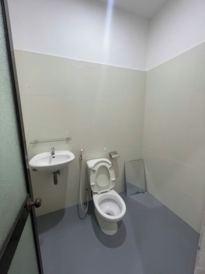 Deluxe Double Room, Balcony, City View | Bathroom - Maris Beachside Hotel Da Nang (An Hai)