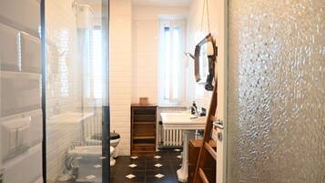 Een douche, een bidet, handdoeken