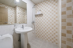 Phòng Tiêu chuẩn | Phòng tắm | Buồng tắm vòi sen, đồ dùng nhà tắm miễn phí, máy sấy tóc, khăn tắm 