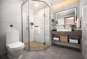Klassieke tweepersoonskamer | Badkamer | Een douche, gratis toiletartikelen, een haardroger, pantoffels