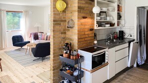 Coffee/tea maker, fridge, stovetop, dishwasher - Nice home in Frederiksværk with WiFi (Frederiksværk)