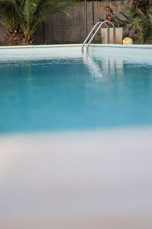 Una piscina al aire libre de temporada