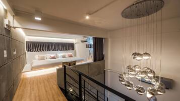 Een moderne hotelkamer met een bed, een inbouwkleerkast en een trap met een leuning.